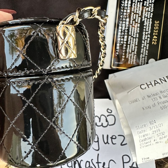 Patent quilted mini COCO Chanel round vanity shoulder bag - Picture 5 of 11